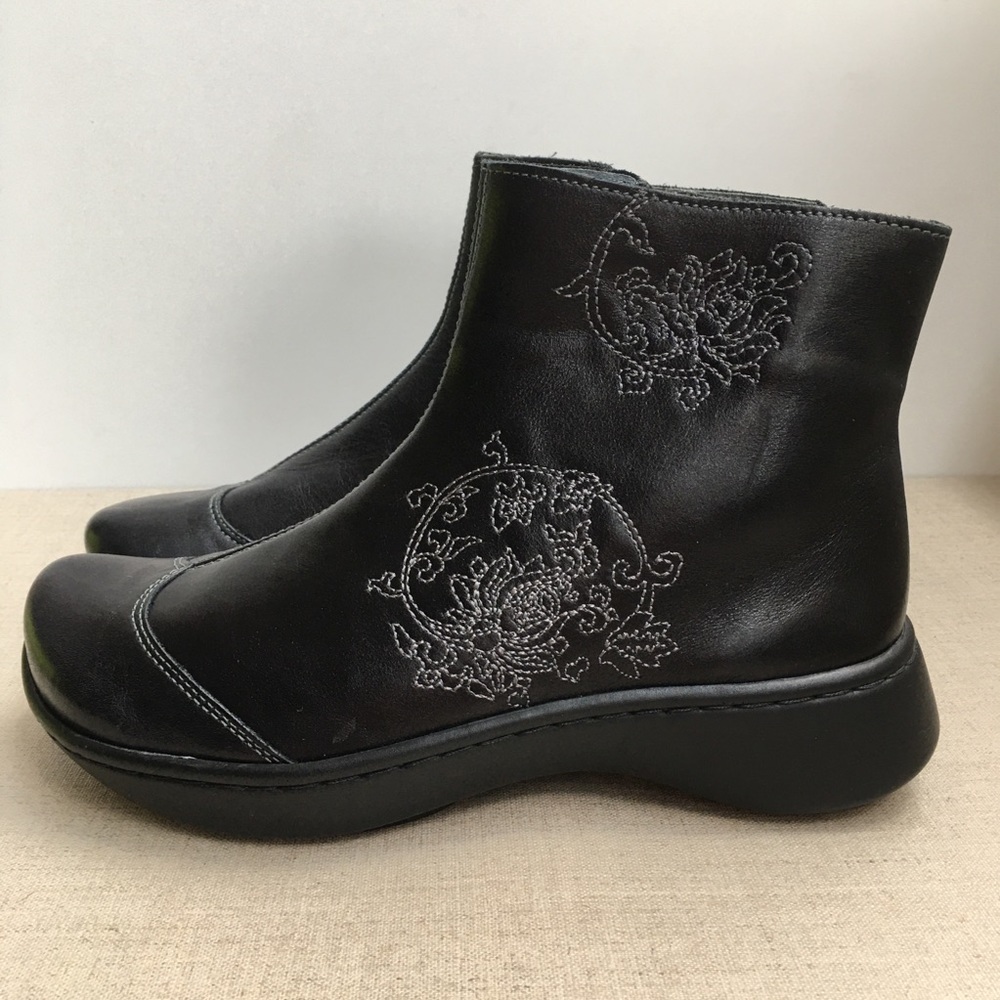 Naot Women EU 37 Black Leather Zip-Up Booties